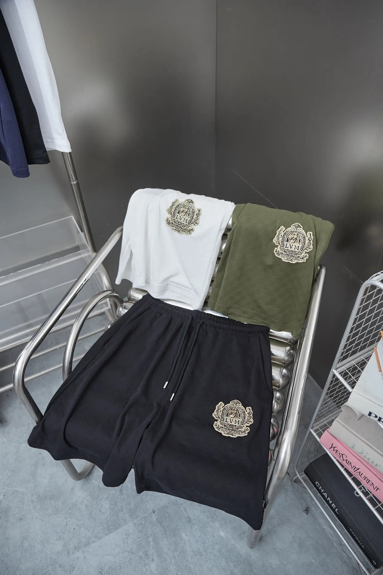 🅿️200 Louis LV 25ss new early spring shorts checkerboard jacquard crown embroidery shorts light luxury essential item for daily commuting for men and women correct version welcome to compare detailed features · piqué jacquard fabric, 100% pure cotton with high count cotton added, dry and avoid stuffiness, made by computer knitting machine or hand weaving machine, the shape is similar to bees. · The gold thread embroidery sealing process is combined, interweaving metal threads with other silk threads · Double-needle stitching across seams · Original main mark, washed tag, branded moisture-proof paper packaging Color: black/white/green Size: S/M/L/XL
